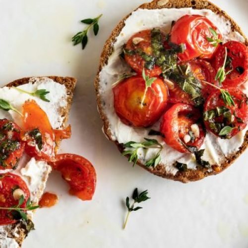Bruschetta-de-Tomate,-Manjericão-e-Queijo-Cottage